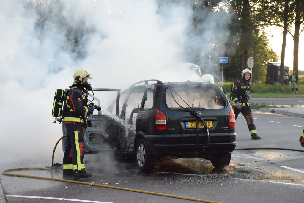 Auto brandt volledig uit op parkeerplaats langs snelweg