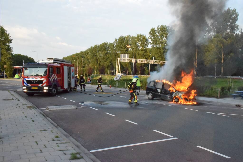 Auto brandt volledig uit op parkeerplaats langs snelweg