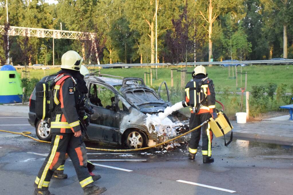 Auto brandt volledig uit op parkeerplaats langs snelweg