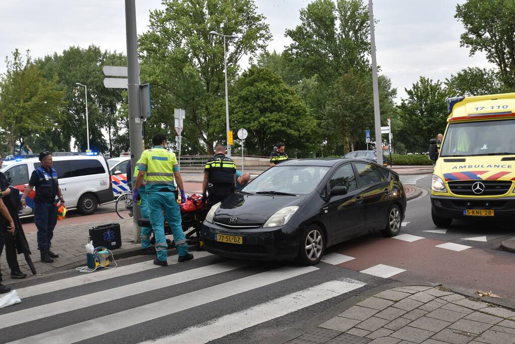 Fietsster gewond bij aanrijding met auto op rotonde