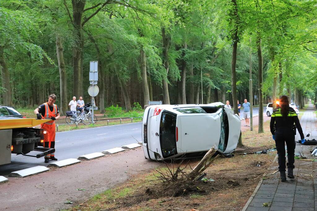 Auto crasht belandt op zijkant, bestuurder slaat op de vlucht