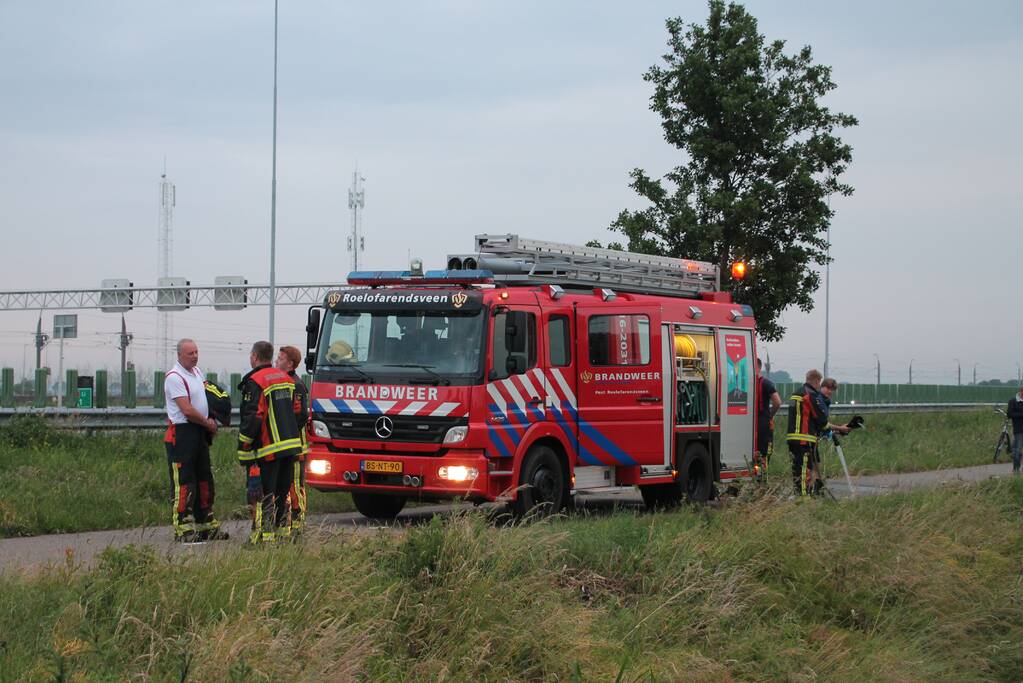 Voertuig belandt op zijn kop in de sloot