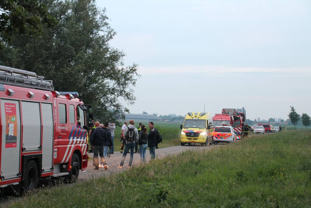 Voertuig belandt op zijn kop in de sloot