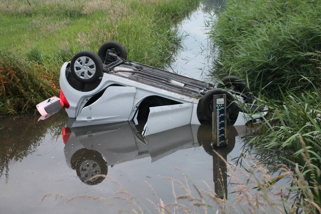 Voertuig belandt op zijn kop in de sloot