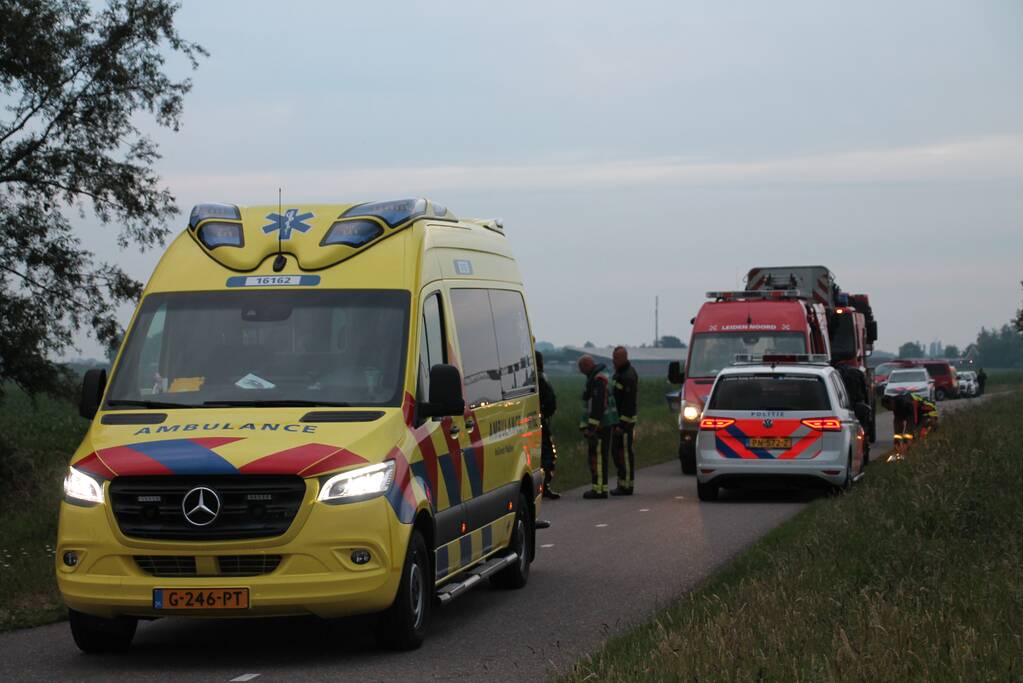 Voertuig belandt op zijn kop in de sloot