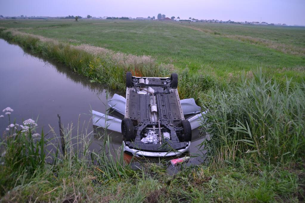 Voertuig belandt op zijn kop in de sloot