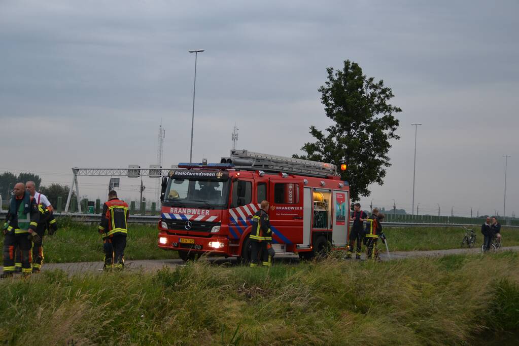 Voertuig belandt op zijn kop in de sloot