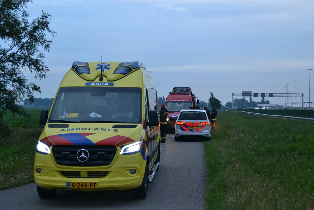 Voertuig belandt op zijn kop in de sloot