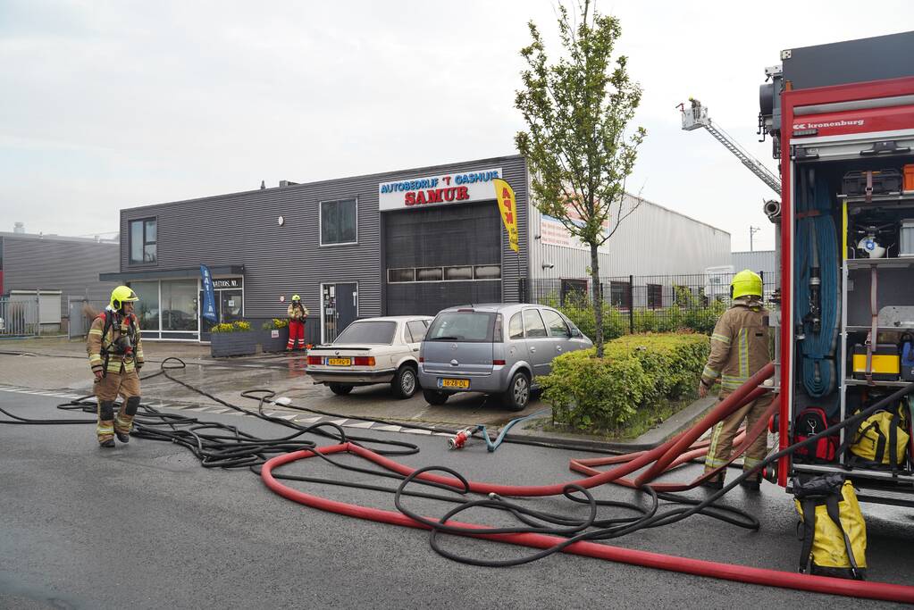 Grote brand in autobedrijf