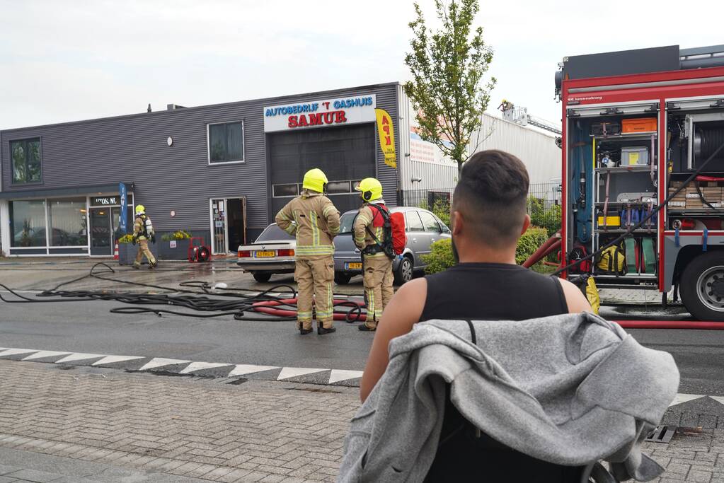 Grote brand in autobedrijf