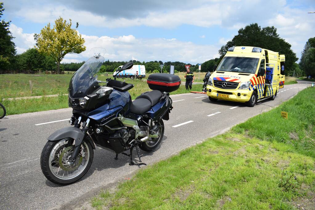 Motorrijder gaat hard onderuit en raakt gewond