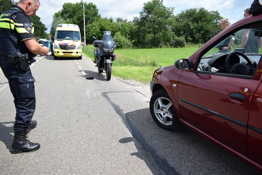 Motorrijder gaat hard onderuit en raakt gewond