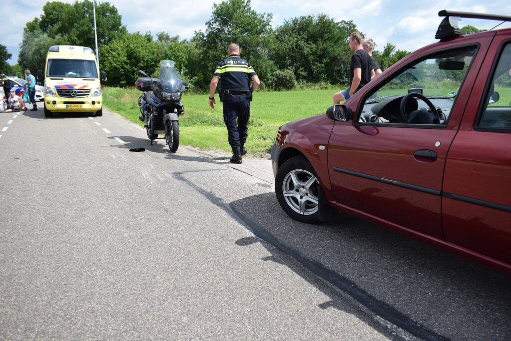 Motorrijder gaat hard onderuit en raakt gewond