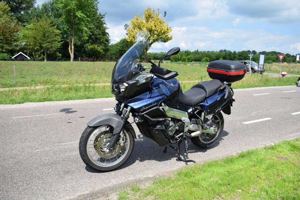 Motorrijder gaat hard onderuit en raakt gewond