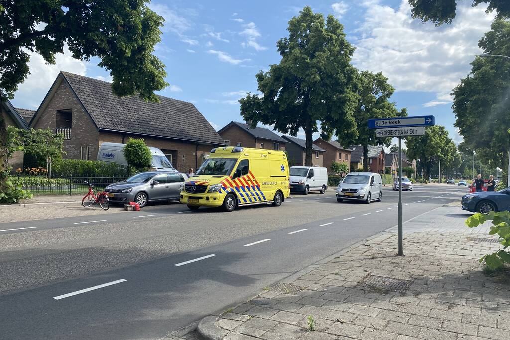 Kind op fiets gewond na aanrijding met auto