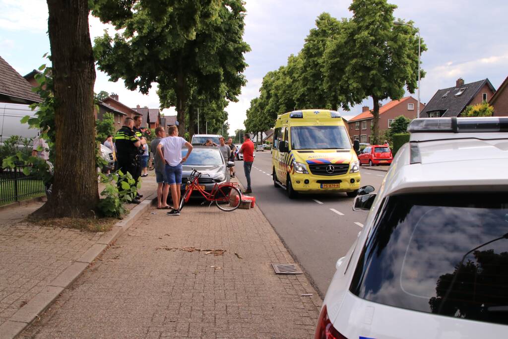 Kind op fiets gewond na aanrijding met auto