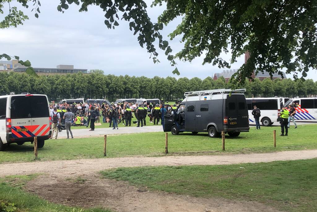 Grote groepen demonstranten op Malieveld aangehouden