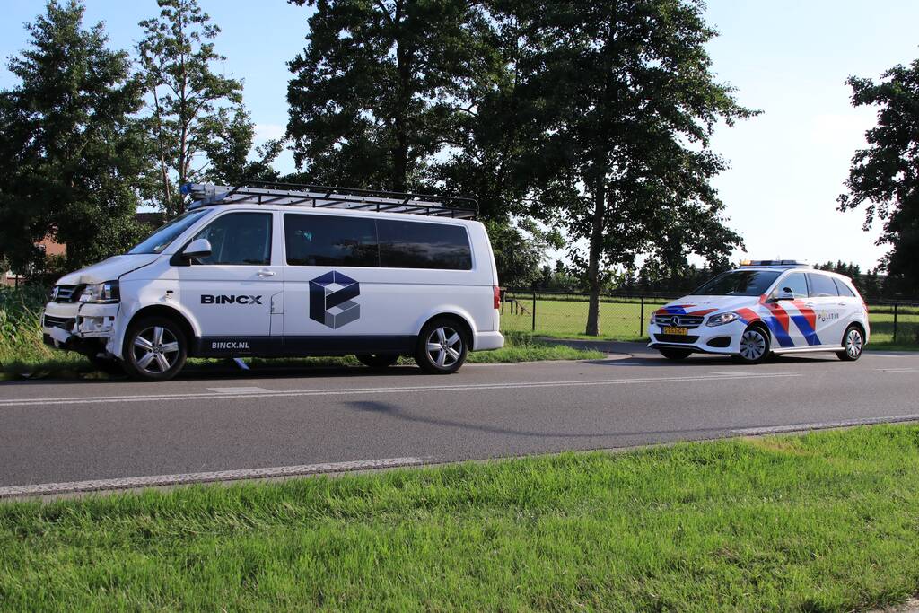 Aanrijding tussen auto en bus