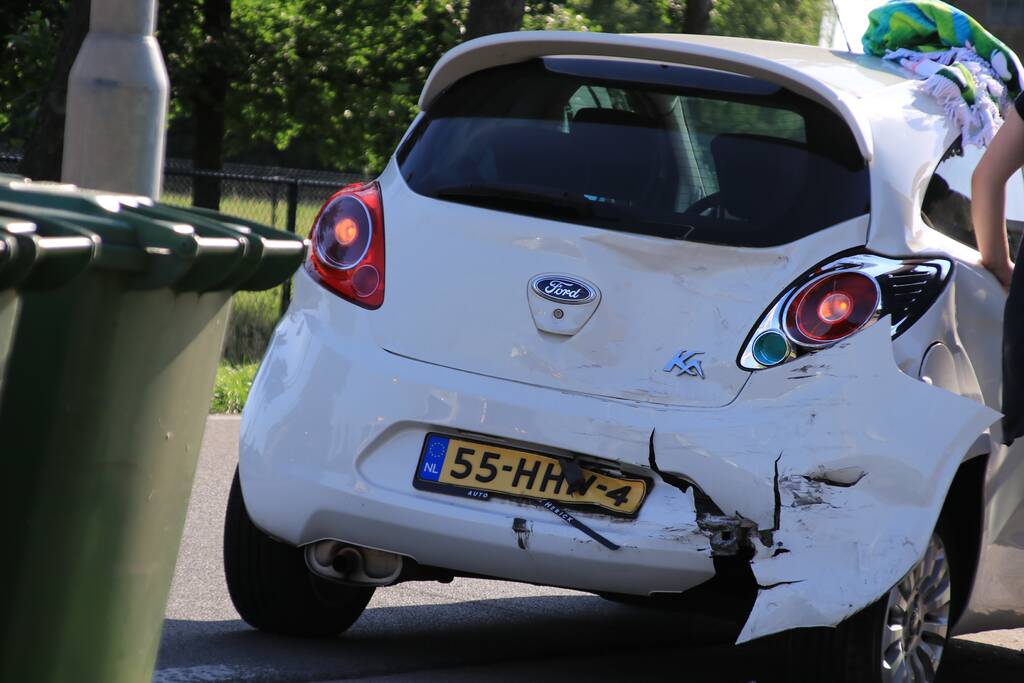 Aanrijding tussen auto en bus