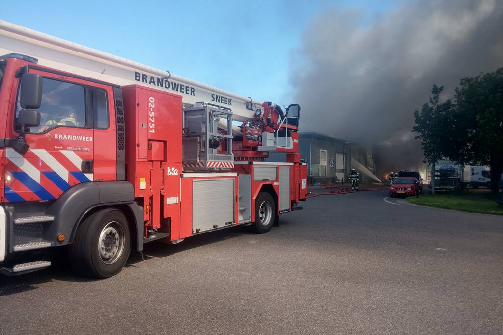 Grote uitslaande brand in bedrijfspand