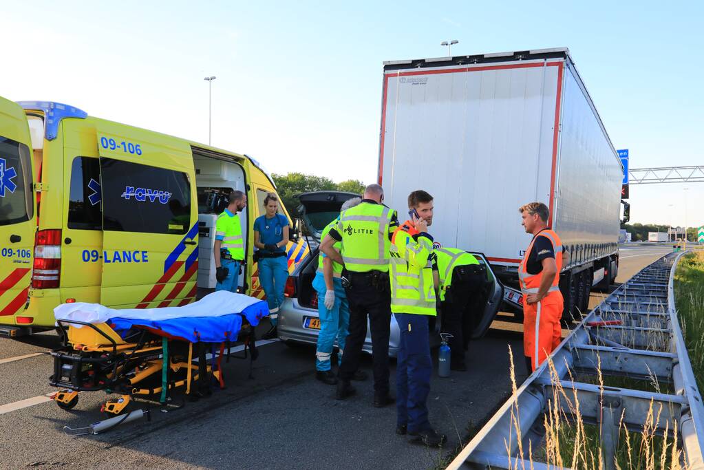 Auto schiet onder oplegger vrachtwagen