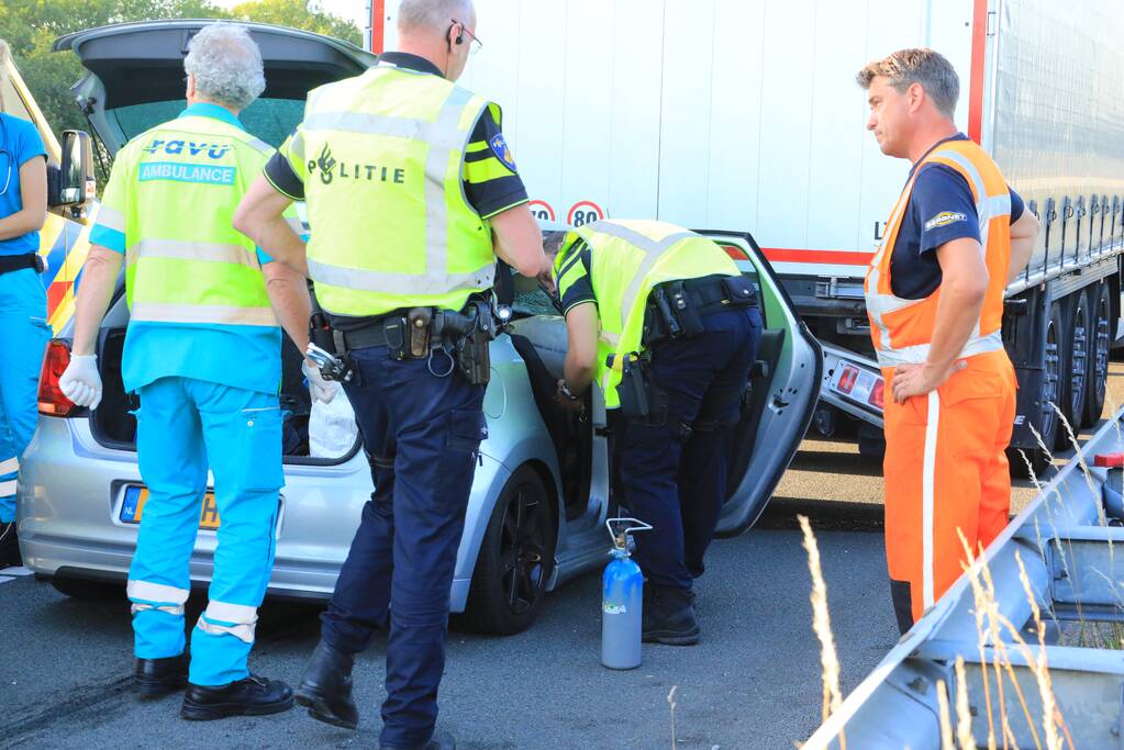 Auto schiet onder oplegger vrachtwagen