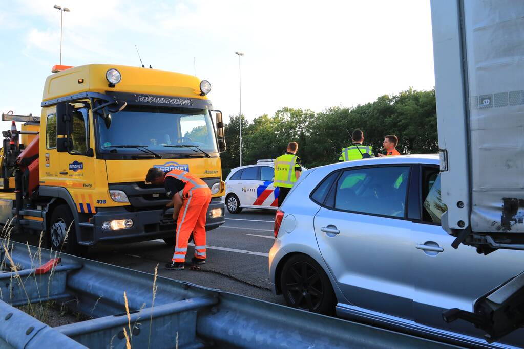 Auto schiet onder oplegger vrachtwagen