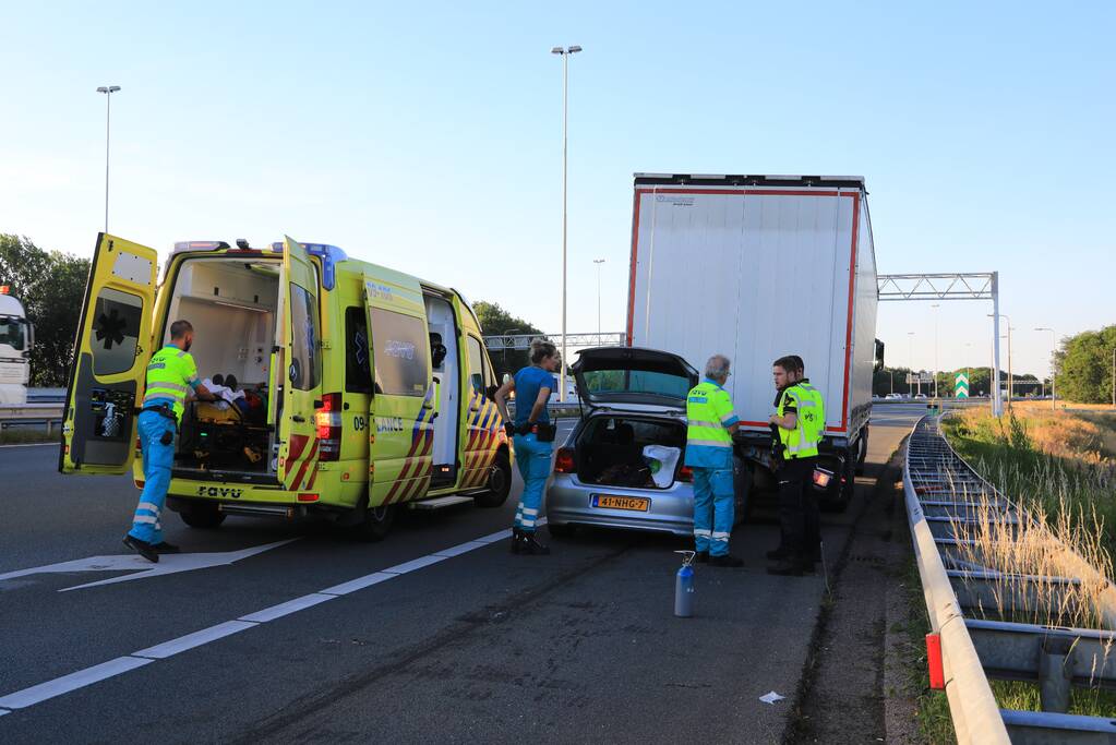 Auto schiet onder oplegger vrachtwagen