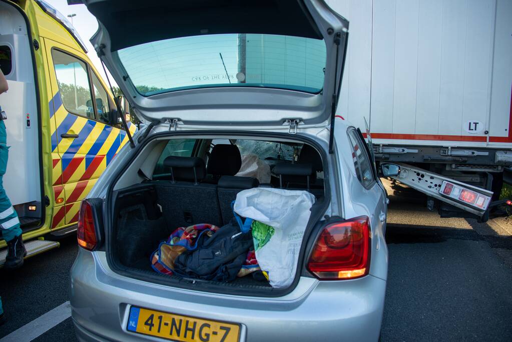 Auto schiet onder oplegger vrachtwagen