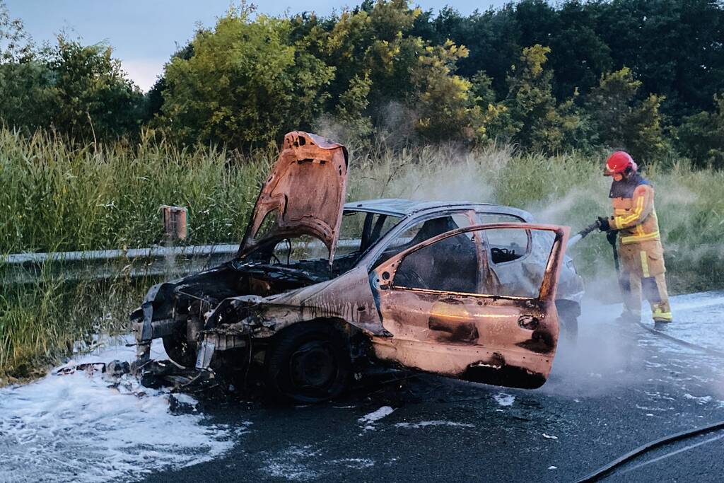 Vrachtwagen snijd auto af en vliegt in brand