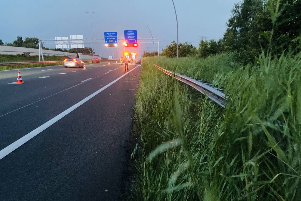 Vrachtwagen snijd auto af en vliegt in brand