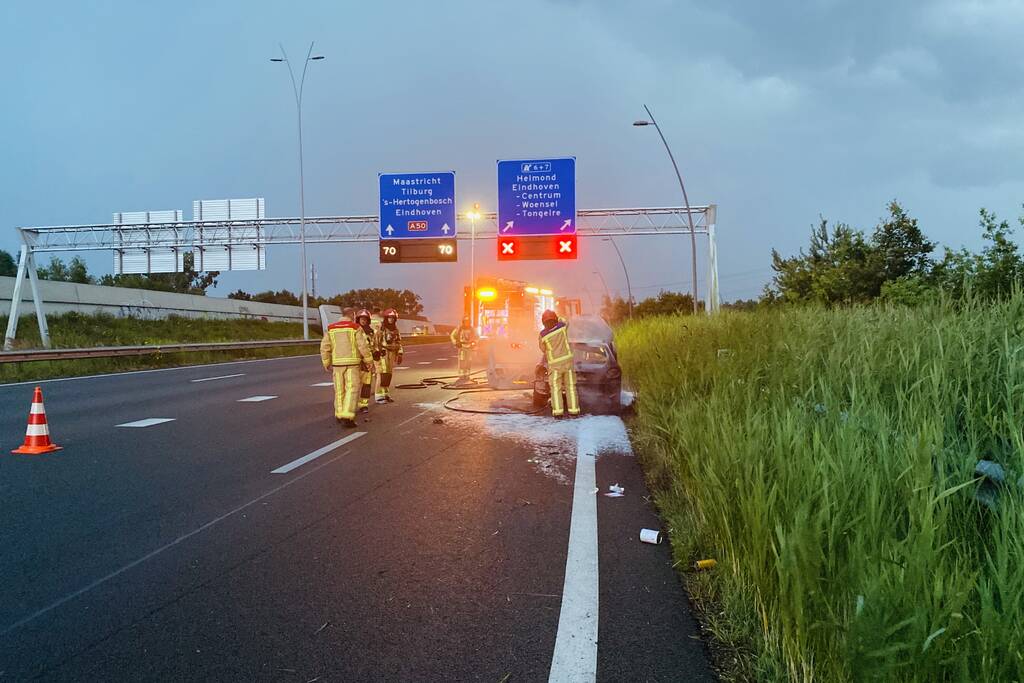 Vrachtwagen snijd auto af en vliegt in brand