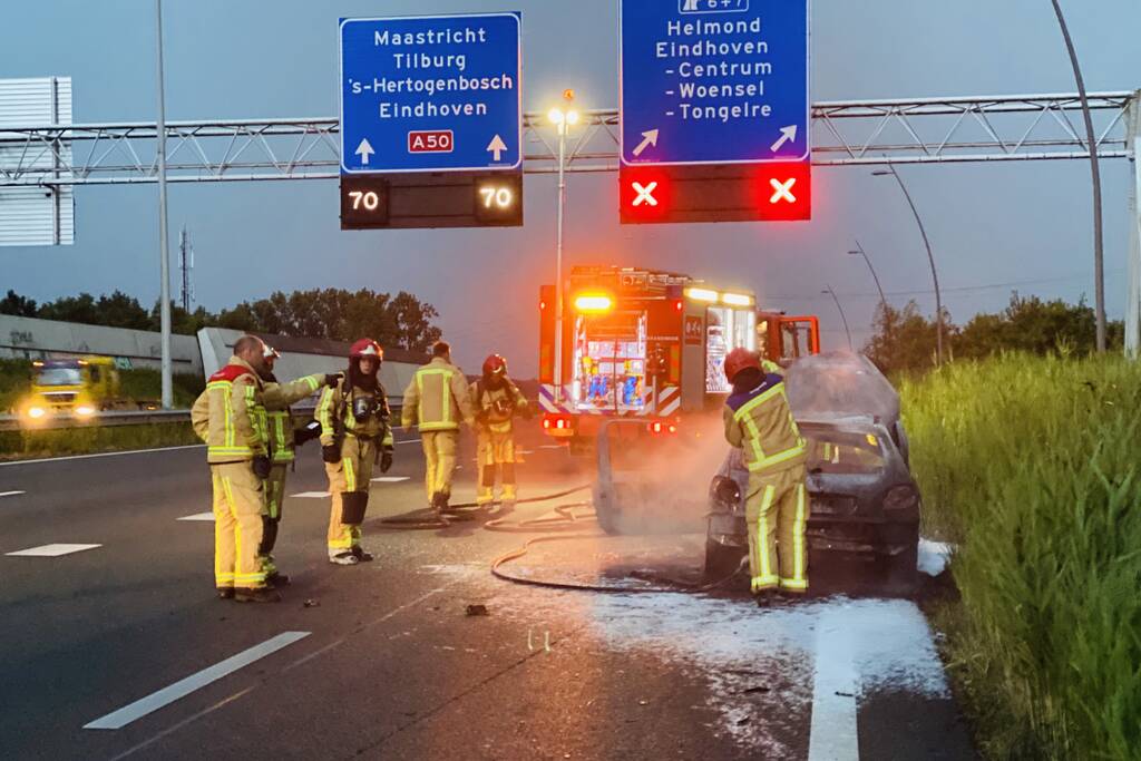 Vrachtwagen snijd auto af en vliegt in brand