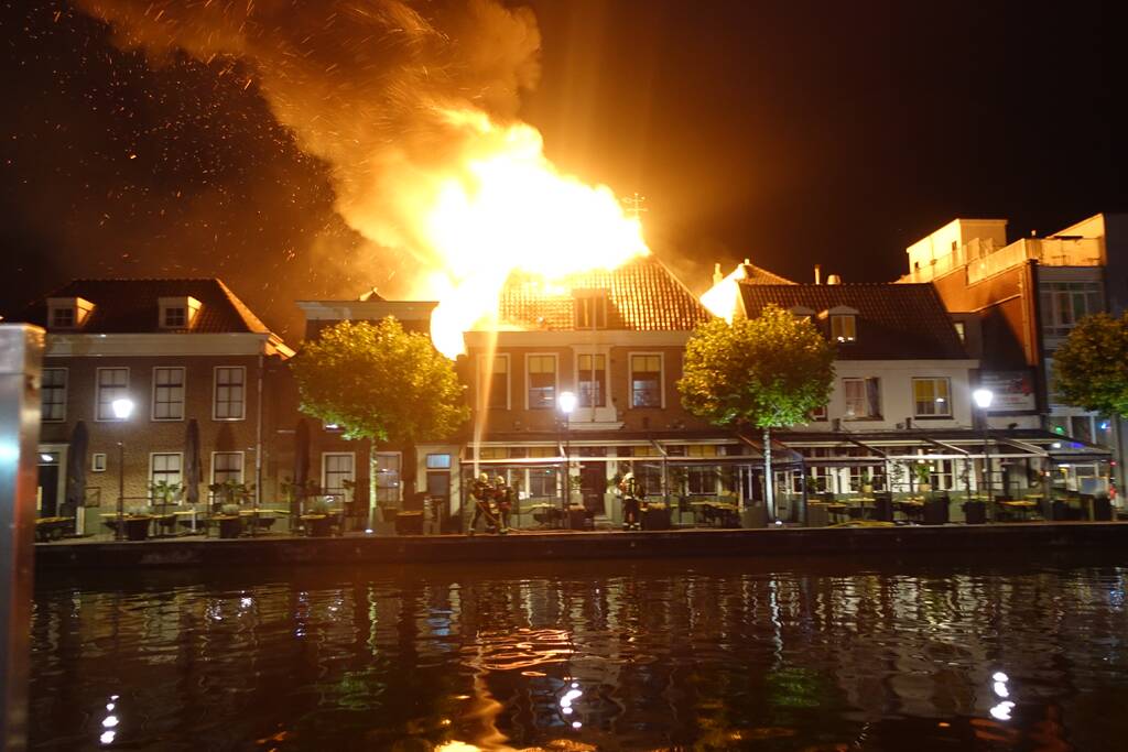 Zeer grote brand dak restaurant Pronto