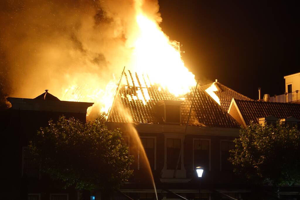 Zeer grote brand dak restaurant Pronto