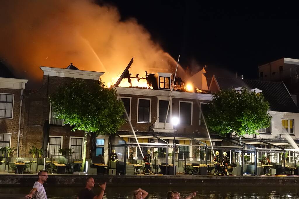 Zeer grote brand dak restaurant Pronto