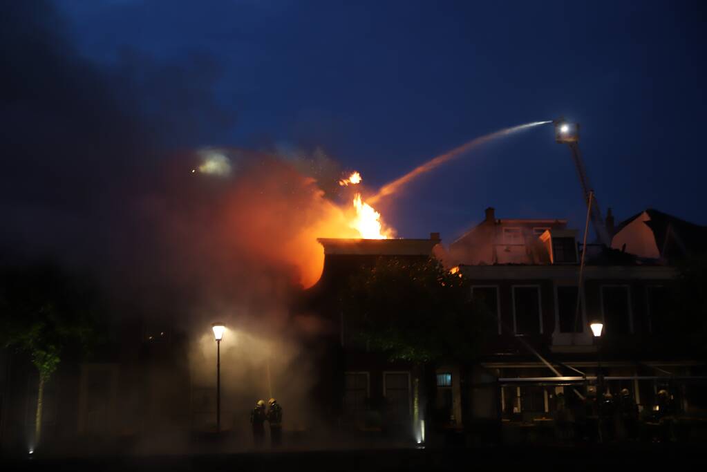 Zeer grote brand dak restaurant Pronto