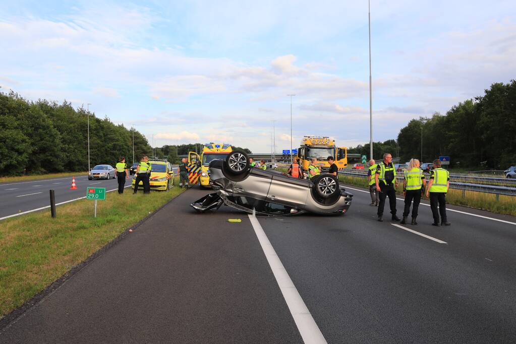 Auto op de kop na aanrijding op snelweg