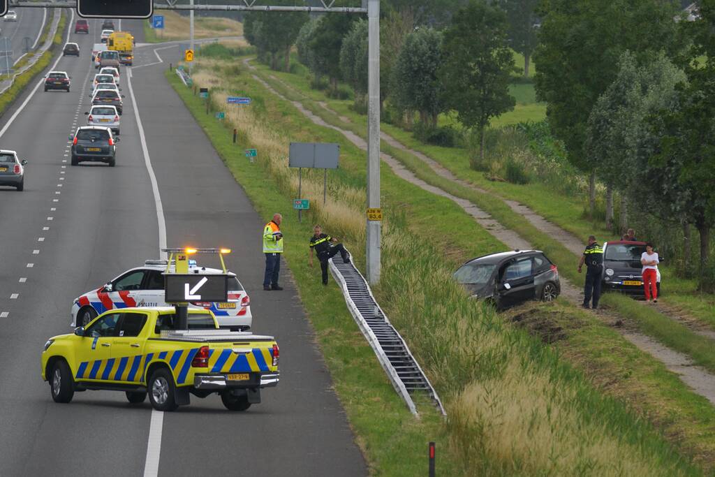 Auto belandt in greppel naast snelweg