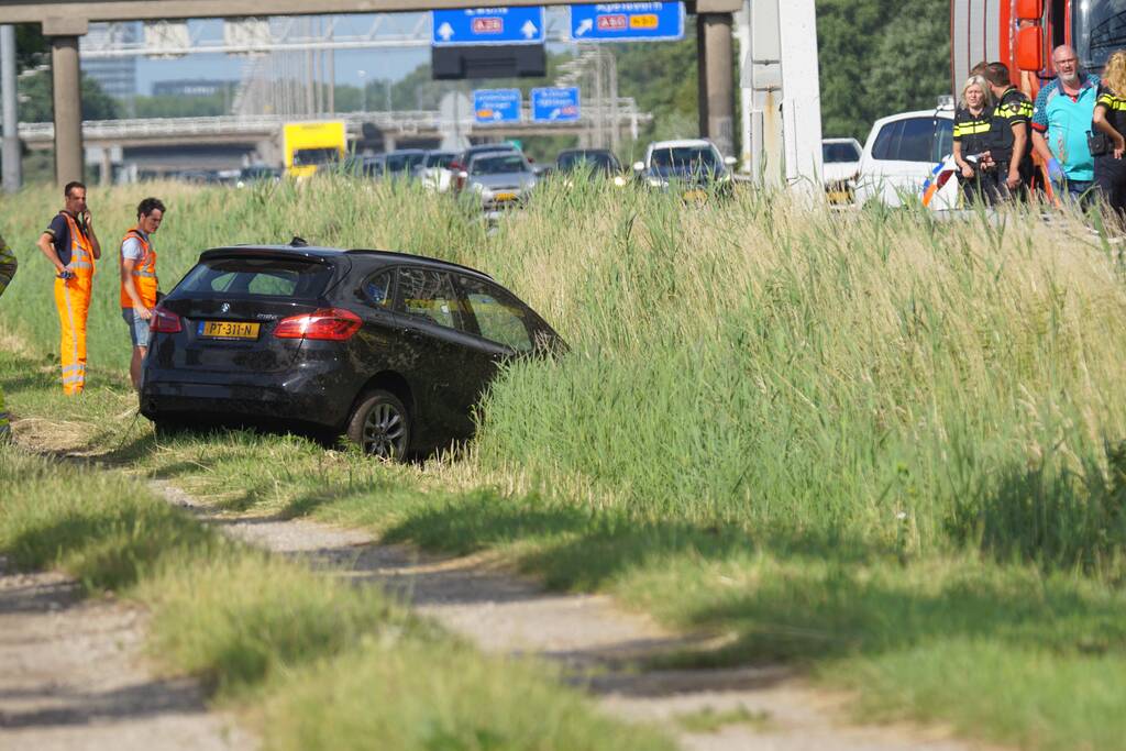 Auto belandt in greppel naast snelweg