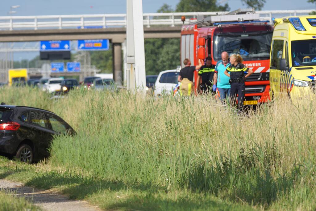 Auto belandt in greppel naast snelweg