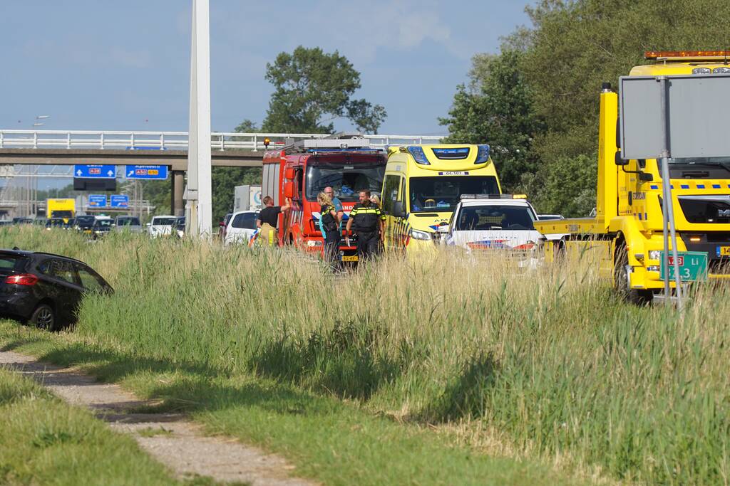 Auto belandt in greppel naast snelweg