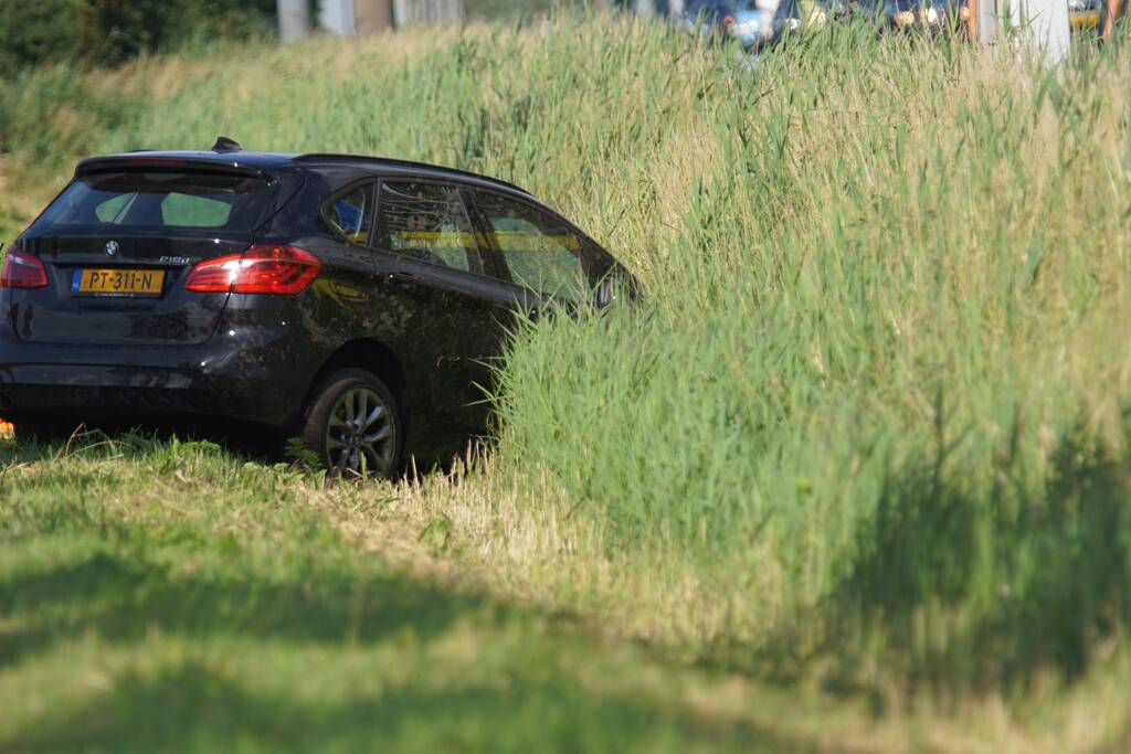 Auto belandt in greppel naast snelweg