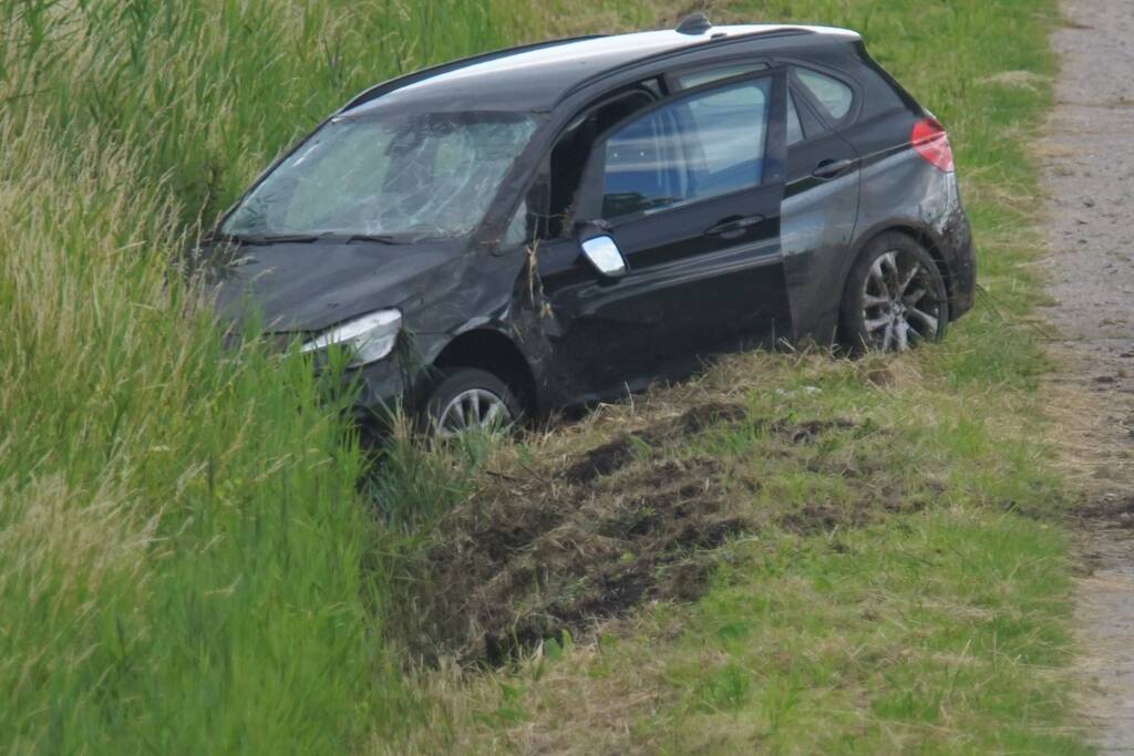 Auto belandt in greppel naast snelweg