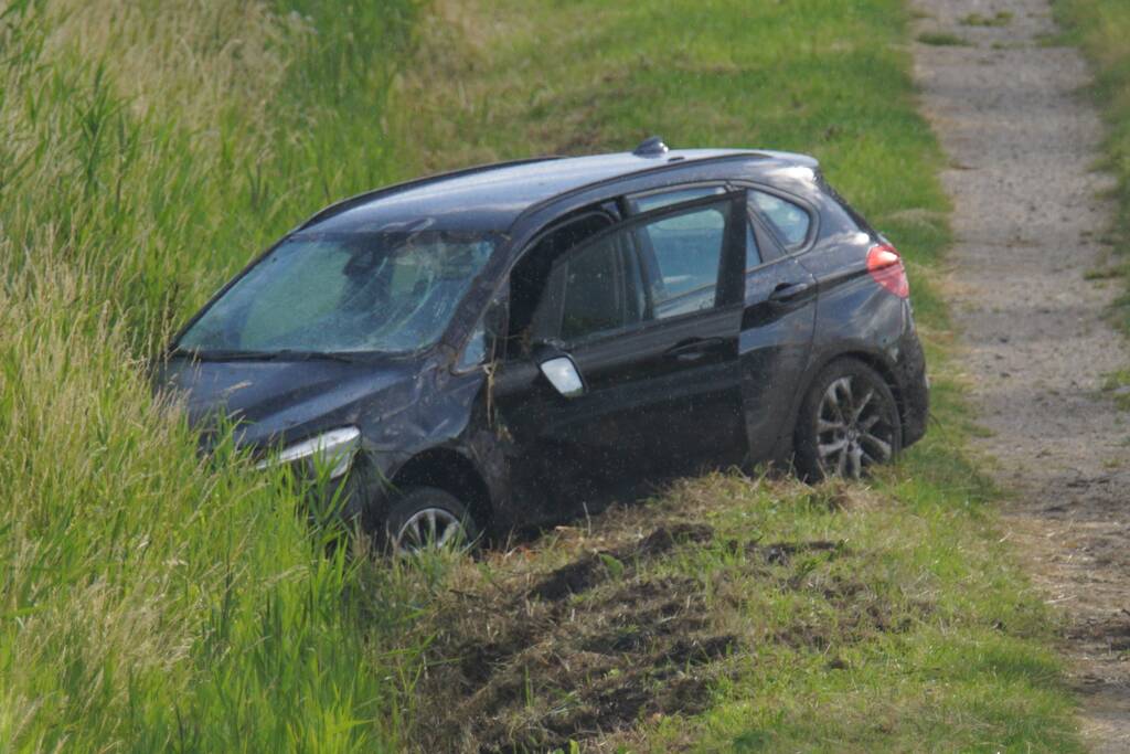 Auto belandt in greppel naast snelweg