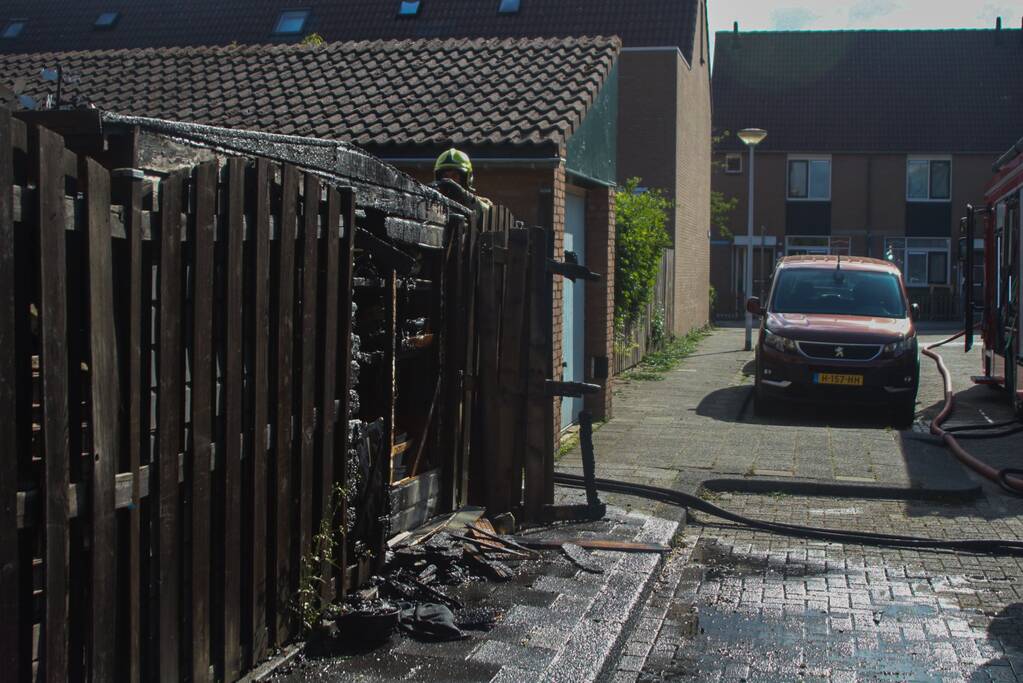 Schuur en schutting verwoest door onkruidbrander