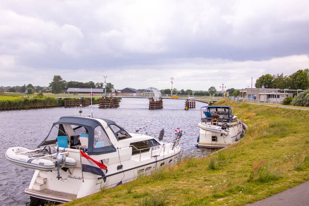 Fietsers kruipen onder slagbomen Malebrug