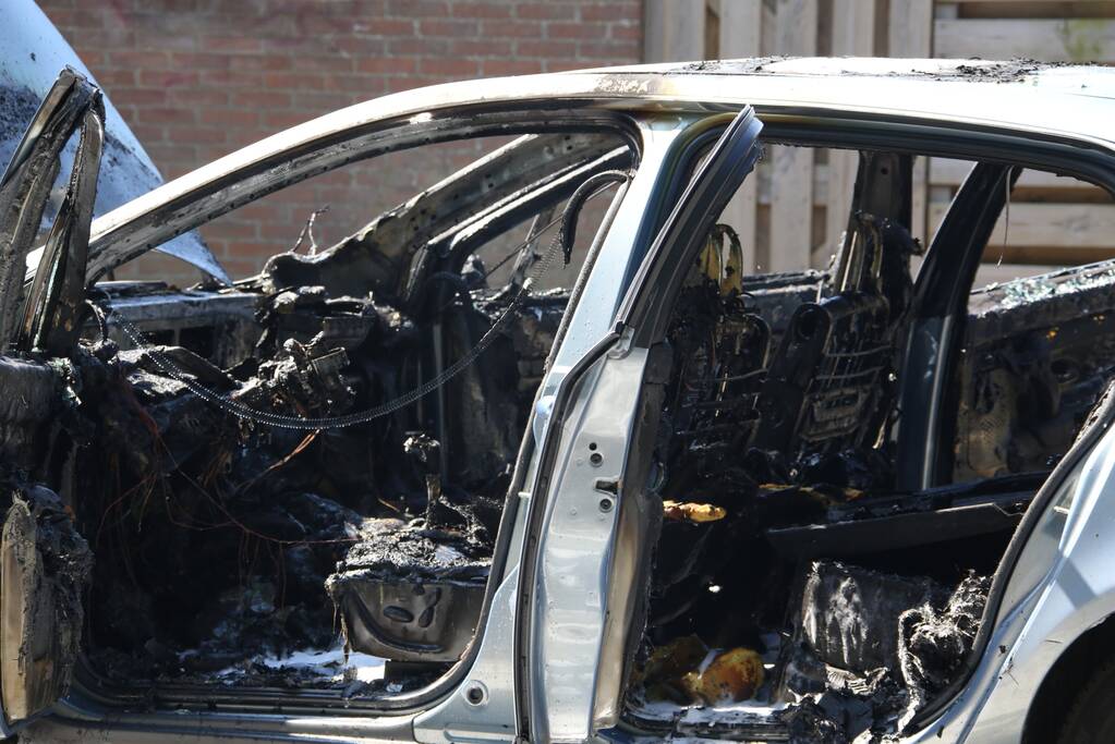 Politie start buurtonderzoek na autobrand