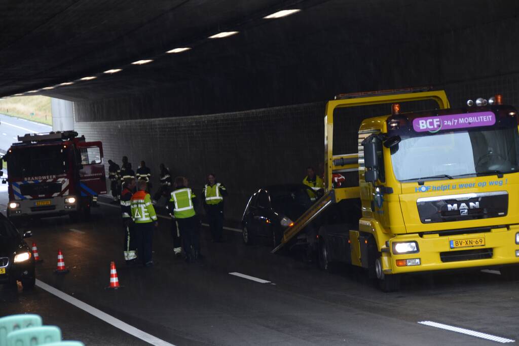 Rijbanen afgesloten na kop-staart aanrijding