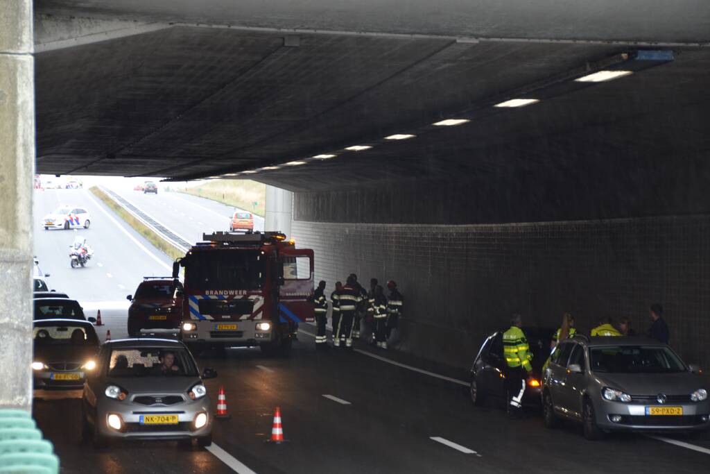 Rijbanen afgesloten na kop-staart aanrijding